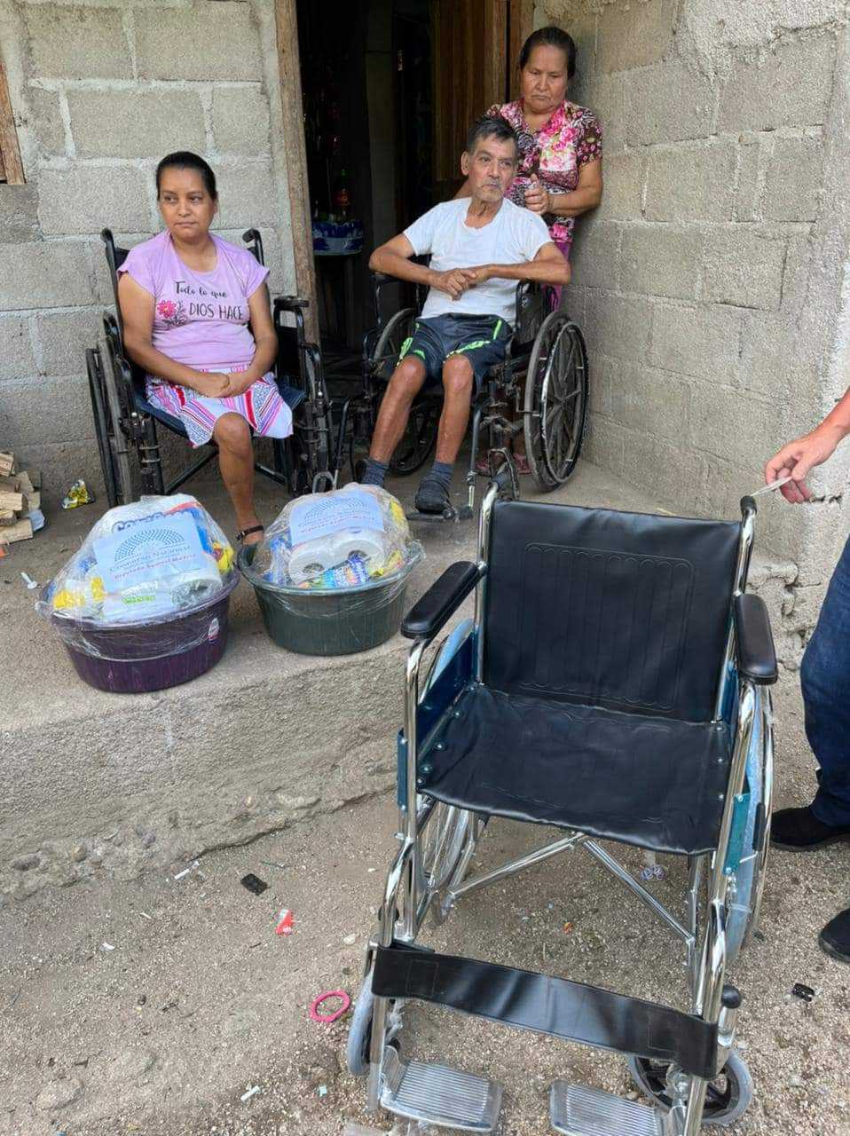 Congresista Samuel Madrid gestiona la compra de computadoras, impresoras, víveres, sillas de ruedas y trajes típicos